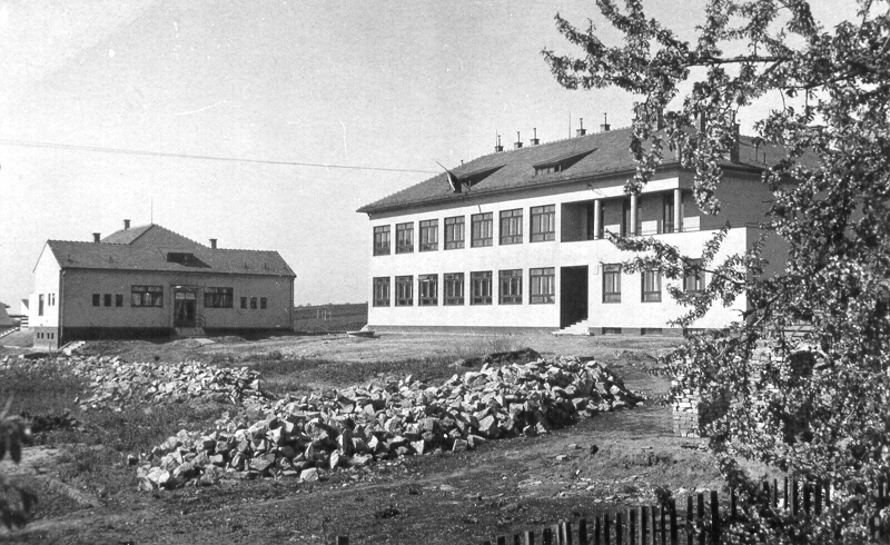 Budova školy v padesátých letech minulého století